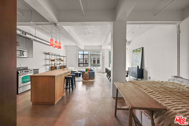 849 S Broadway, Los Angeles CA: https://media.crmls.org/mediaz/3ec45eb5-1303-42d6-af41-1385f0cf4d2e.jpg