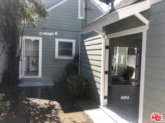 421 Grand Boulevard, Venice CA: https://media.crmls.org/mediaz/3ec507d1-3e6a-41b7-b065-a1b5861393d7.jpg