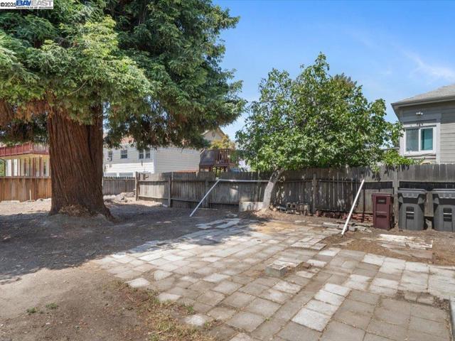 1013 Chestnut St, Oakland CA: https://media.crmls.org/mediaz/3ec5f8e8-4b14-4fbb-adb0-99fa69200db1.jpg