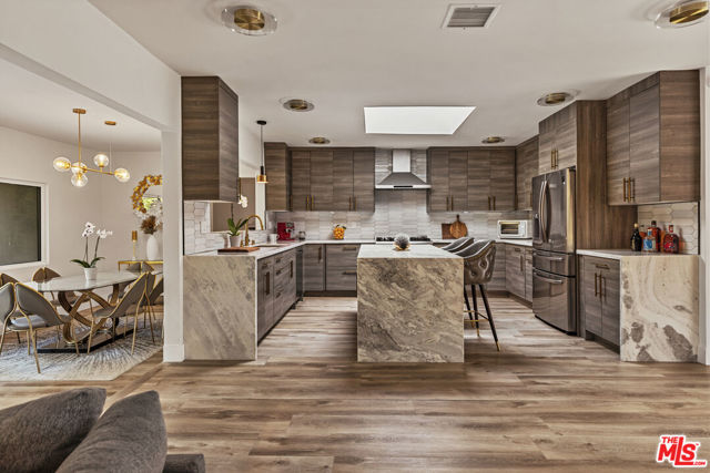 4430 Natoma Avenue, Woodland Hills CA: https://media.crmls.org/mediaz/3ec69dda-316e-49e0-935b-30d61c89b174.jpg