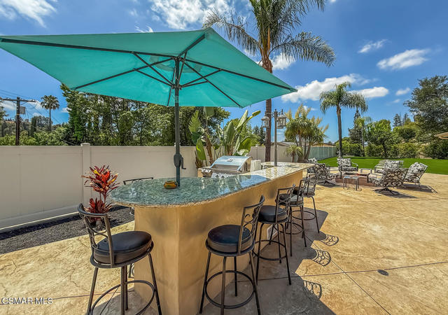 23225 Cass Avenue, Woodland Hills CA: https://media.crmls.org/mediaz/3ec70e94-000a-4d55-979a-79073b81f090.jpg