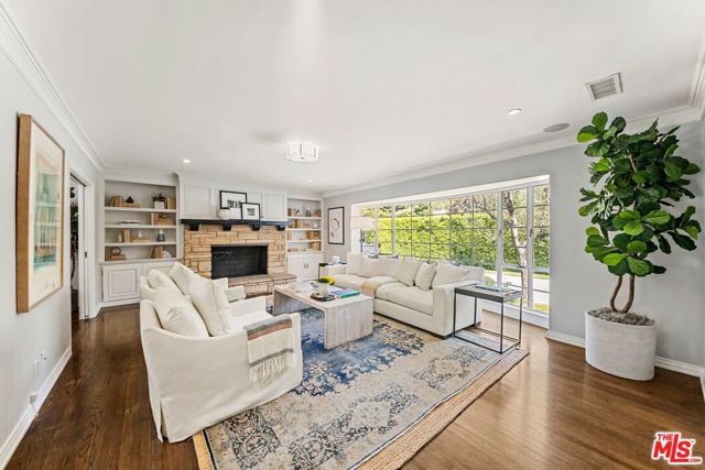 2107 Coldwater Canyon Drive, Beverly Hills CA: https://media.crmls.org/mediaz/3ec7b336-f6c2-4f02-af14-257b0bcbc7a6.jpg