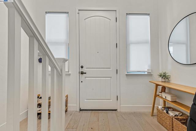 2683 5Th St, Alameda CA: https://media.crmls.org/mediaz/3ec7d8ab-cffc-4fb5-9fa4-c4753c3f1556.jpg