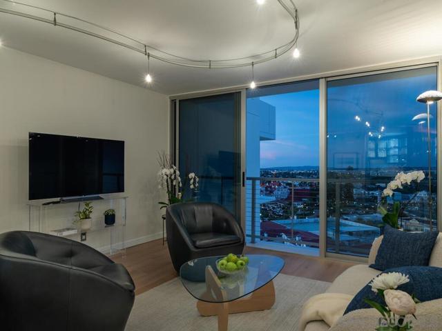 1720 Avenida del Mundo, Coronado CA: https://media.crmls.org/mediaz/3ec81a52-43ae-4d92-b0e4-20b86ed1a45f.jpg