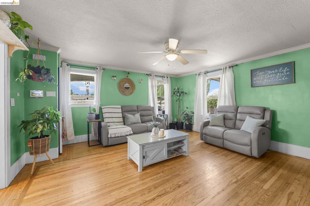 https://media.crmls.org/mediaz/3ec8e68e-8d10-47ef-8753-0d25868ce758.jpg?preset=X-Large
