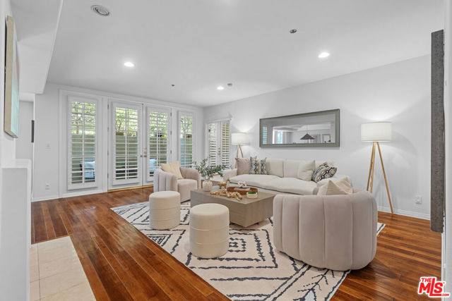 575 S Barrington Avenue, Los Angeles CA: https://media.crmls.org/mediaz/3ec90ff5-ac15-4683-b5f8-6600239840de.jpg