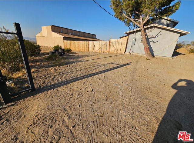 31576 Emerald Road, Lucerne Valley CA: https://media.crmls.org/mediaz/3eca1a4d-c7d3-4a34-8ed9-201915588ed0.jpg