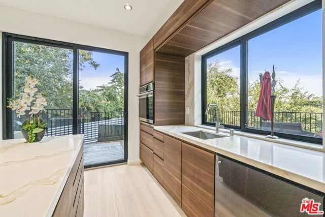 2315 Loma Vista Place, Los Angeles CA: https://media.crmls.org/mediaz/3ece1139-4438-4ac0-b08f-9f3692c377a7.jpg