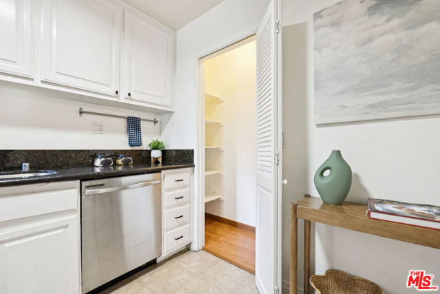 5003 Stoney Creek Road, Culver City CA: https://media.crmls.org/mediaz/3ecebe34-947c-4f80-af81-e07874f0ce61.jpg