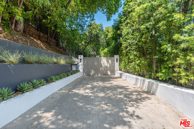 15941 Skytop Road, Encino CA: https://media.crmls.org/mediaz/3ecf084c-527f-4577-9c67-60a63f0c0ed1.jpg