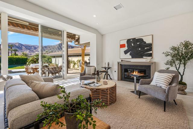 9 Regency Drive, Rancho Mirage CA: https://media.crmls.org/mediaz/3ecf16a6-0dbb-4aea-98f5-725d74e5c952.jpg