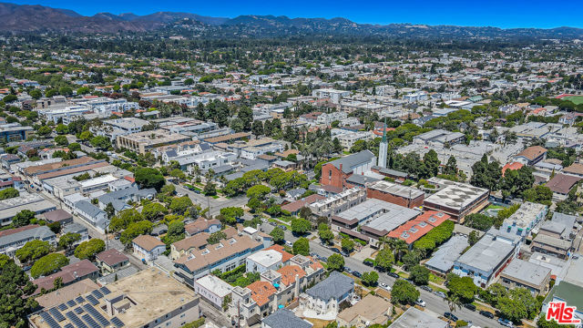 1022 10th Street, Santa Monica CA: https://media.crmls.org/mediaz/3ecf3493-9e60-46a8-a544-9fb45b4a6e63.jpg