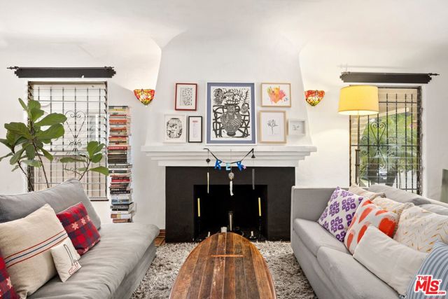 1118 S Crescent Heights Boulevard, Los Angeles CA: https://media.crmls.org/mediaz/3ecfb858-4bfd-4c71-8216-5f69ca920f23.jpg
