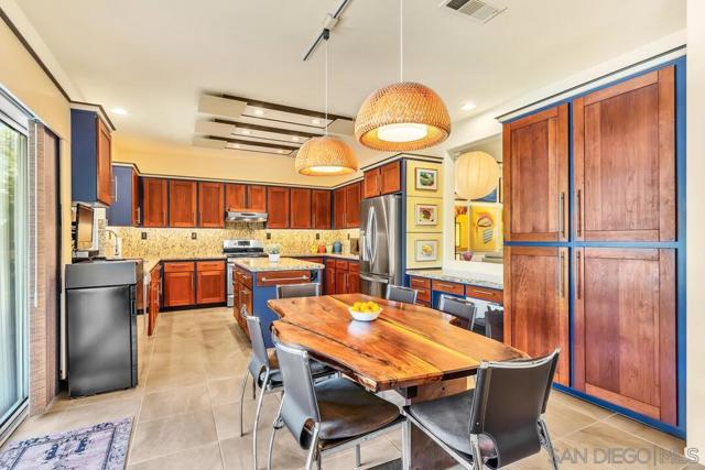 43054 Manchester Ct, Temecula CA: https://media.crmls.org/mediaz/3ed0b5a3-ad51-4359-9cf9-9125ade92b9f.jpg