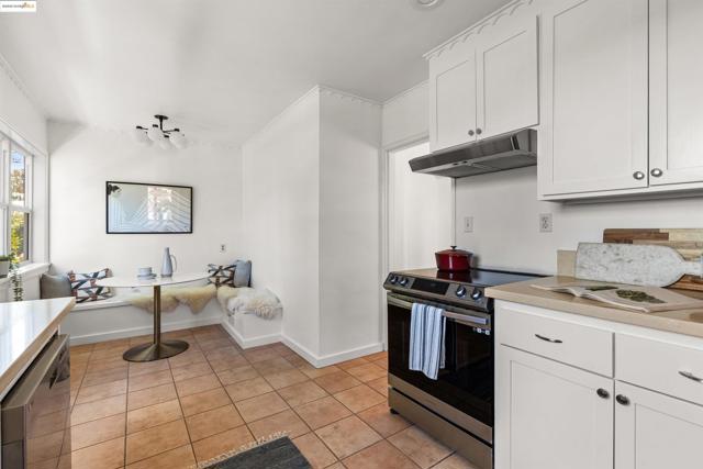 2451 Carmel St, Oakland CA: https://media.crmls.org/mediaz/3ed0d8c8-4b49-44b0-8cd9-b542dde79795.jpg
