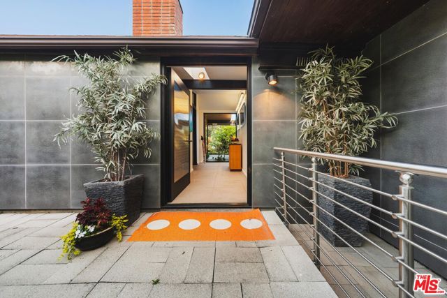 2718 Claray Drive, Los Angeles CA: https://media.crmls.org/mediaz/3ed2b647-d423-45c2-9db5-f387172f4465.jpg