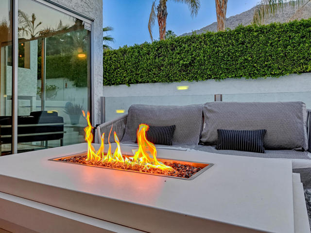 257 W El Camino Way, Palm Springs CA: https://media.crmls.org/mediaz/3ed4137b-25b7-4d8e-a294-508c54e0cd86.jpg