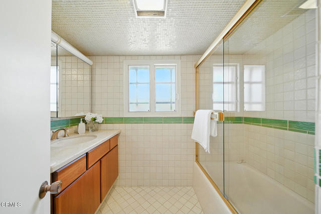 3121 Kingridge Way, Glendale CA: https://media.crmls.org/mediaz/3ed7e999-6ba2-46e7-a1a7-2113d18d4938.jpg