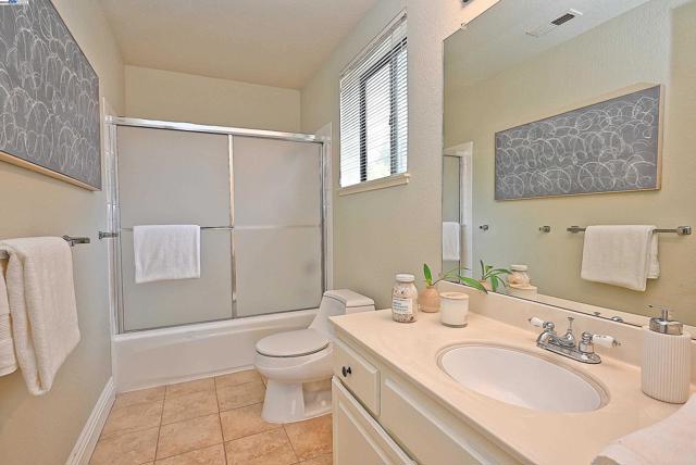 6525 Bellhurst Ln, Castro Valley CA: https://media.crmls.org/mediaz/3ed873a6-da22-4d7a-a726-9329bcbe423f.jpg