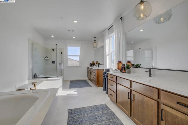 319 W Calabria Drive, Mountain House CA: https://media.crmls.org/mediaz/3ed8d4e6-a885-4878-96ec-372e7ce356e2.jpg