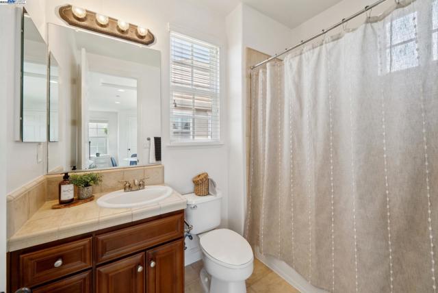 2307 Vineyard Heights Ln, Pleasanton CA: https://media.crmls.org/mediaz/3ed9412a-5f9a-4808-be97-a1c88b41f799.jpg
