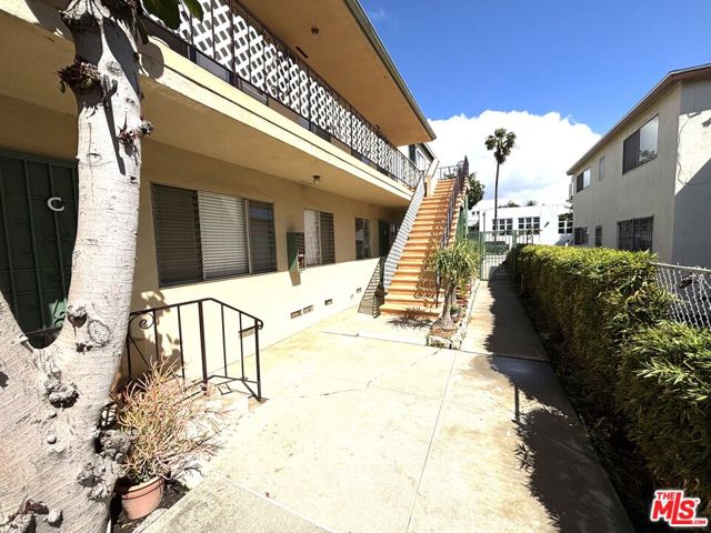 1310 10th Street, Santa Monica CA: https://media.crmls.org/mediaz/3edaecc1-5221-4955-afb6-5a2e05400422.jpg