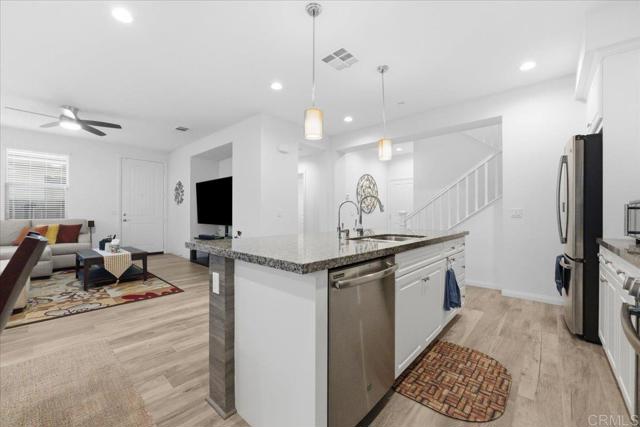 Detail Gallery Image 10 of 52 For 1184 Calle Oroblanco #3,  Chula Vista,  CA 91913 - 3 Beds | 3 Baths