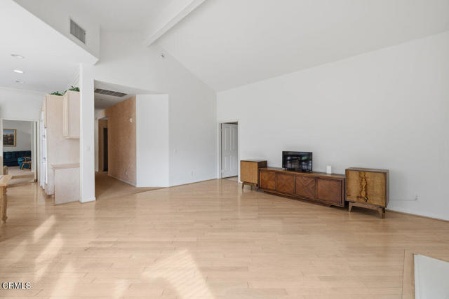 1251 Via Latina Drive, Camarillo CA: https://media.crmls.org/mediaz/3edbc084-ea94-4597-a0e7-f20c6318dc7a.jpg