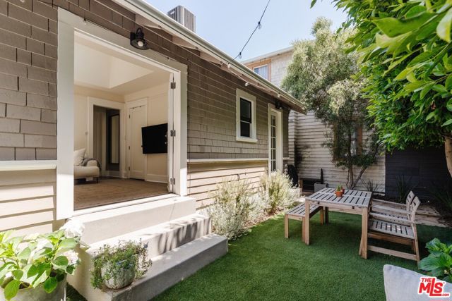 224 San Juan Avenue, Venice CA: https://media.crmls.org/mediaz/3edbdc5e-1b78-4e7f-8910-8bcff0792e07.jpg