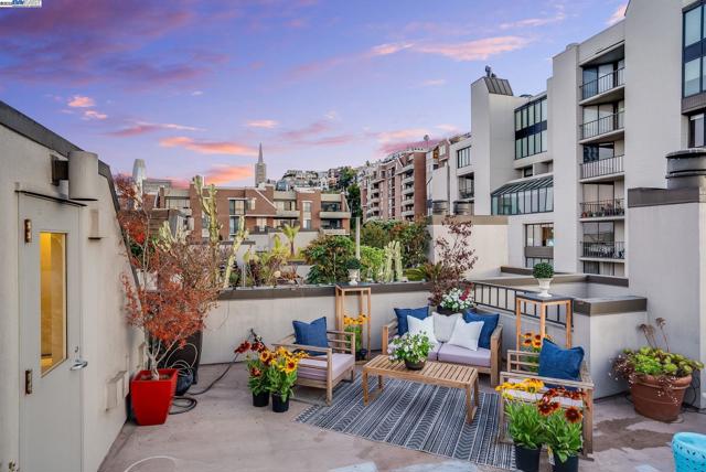 156 Lombard St, San Francisco CA: https://media.crmls.org/mediaz/3edbe945-4ed9-476d-8a65-2fb40ab9238e.jpg
