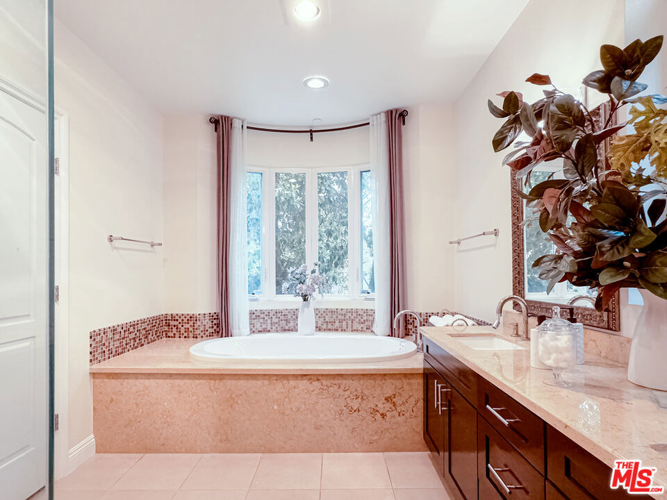 https://media.crmls.org/mediaz/3edcf6ea-b41a-4b10-adbe-c163ab32726f.jpg?preset=X-Large