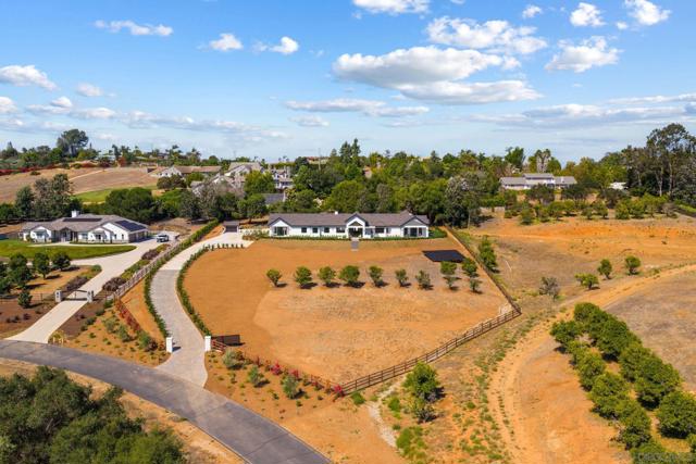 5120 Creek Oak Dr, Fallbrook CA: https://media.crmls.org/mediaz/3edcfb92-a441-43c0-aa81-7c01e665ee87.jpg