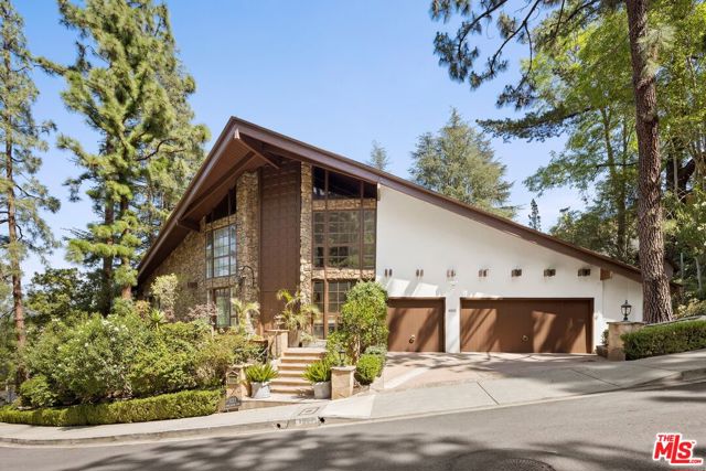 1727 Stone Canyon Road, Los Angeles CA: https://media.crmls.org/mediaz/3ede5c45-b3a3-4a60-8ccc-d158ca8efa55.jpg