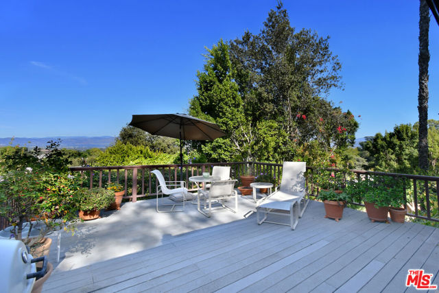 15213 Del Gado Drive, Sherman Oaks CA: https://media.crmls.org/mediaz/3ee03421-35b6-4da5-83c3-fa3481232ad8.jpg