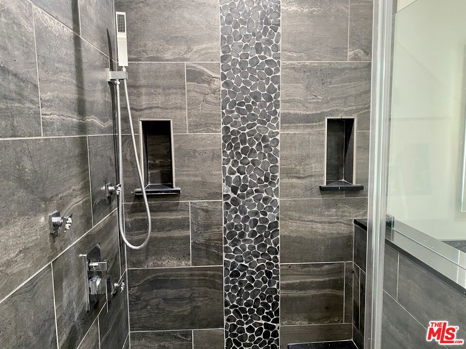 https://media.crmls.org/mediaz/3ee19c93-5858-42b8-b3d8-fee1fa3af25c.jpg?preset=X-Large