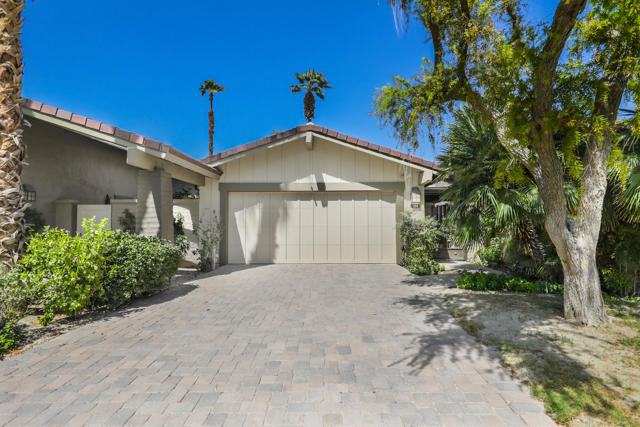 186 Running Springs Drive, Palm Desert CA: https://media.crmls.org/mediaz/3ee1d82d-e540-4761-9756-797b60df0258.jpg