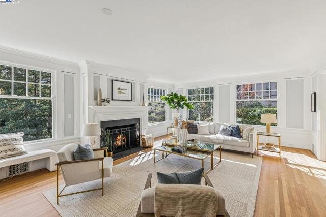 5811 Romany, Oakland CA: https://media.crmls.org/mediaz/3ee24213-5d06-47ad-8b2e-6f280953b6e2.jpg