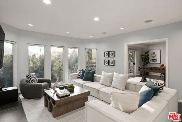 3275 N Knoll Drive, Los Angeles CA: https://media.crmls.org/mediaz/3ee342a1-7e79-4883-bbd0-04425afa3fb7.jpg
