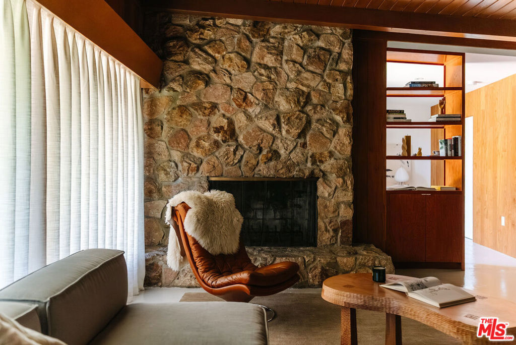 https://media.crmls.org/mediaz/3ee3e2c4-a72c-42c6-8739-a9f1619d2915.jpg?preset=X-Large