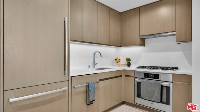 889 Francisco Street, Los Angeles CA: https://media.crmls.org/mediaz/3ee4df6c-cff8-4093-a6d1-df3fcb3abd51.jpg