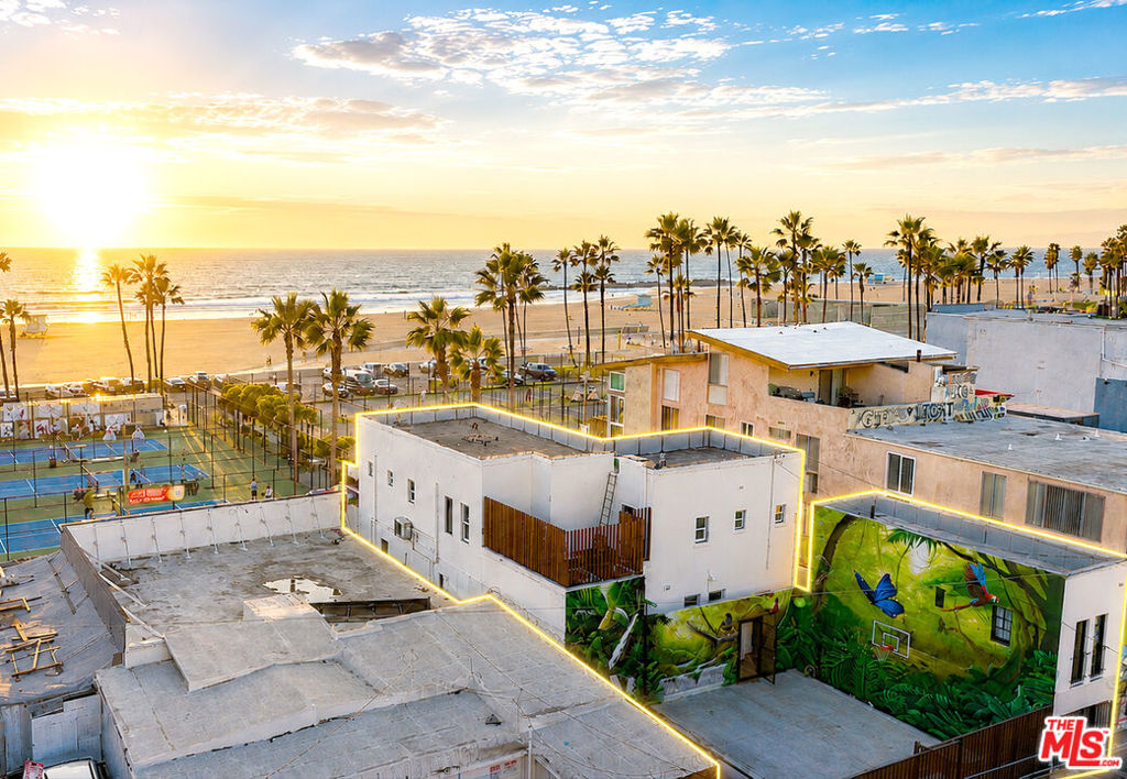 1915 Ocean Front Walk — architectural residence