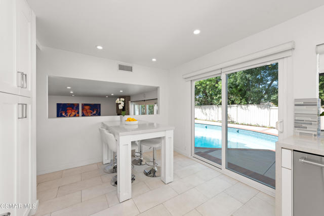 1666 Berwick Place, Westlake Village CA: https://media.crmls.org/mediaz/3ee5d473-de75-4b92-a985-e02580f996e1.jpg