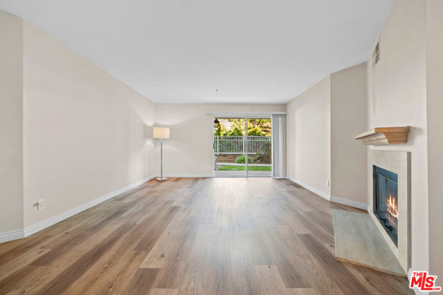 living room w/ fireplace