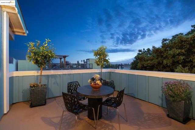 4428 Howe St, Oakland CA: https://media.crmls.org/mediaz/3ee6cb7b-e8a8-4e4c-af25-138e883369f0.jpg