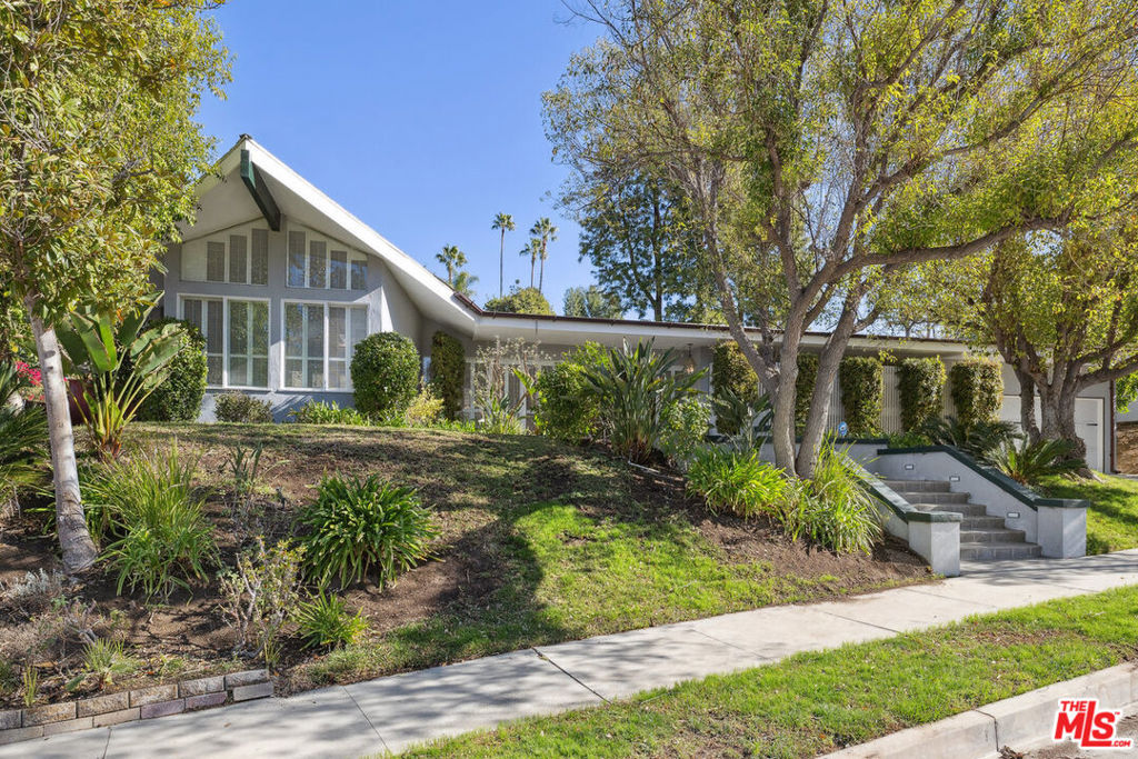 18081 Lake Encino Drive