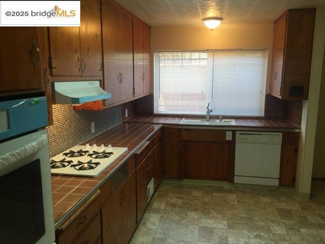 3681 39Th Ave, Oakland CA: https://media.crmls.org/mediaz/3ee85bbf-14c7-4ee3-b28a-2a9f8e5cf504.jpg