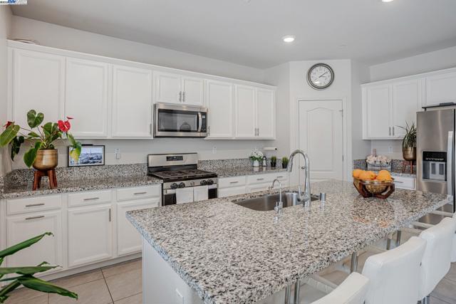 859 Helmsley Dr, Vacaville CA: https://media.crmls.org/mediaz/3ee90958-cc86-4c28-9e32-985bf242598c.jpg