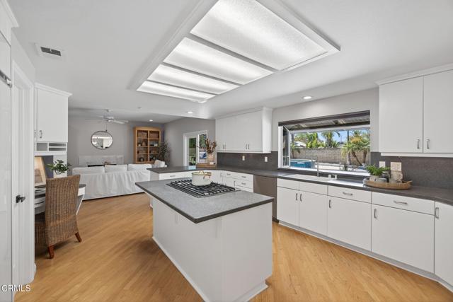 115 Cleveland Court, Ventura CA: https://media.crmls.org/mediaz/3ee96f7a-13c0-4602-a83e-435bbbd46cb9.jpg