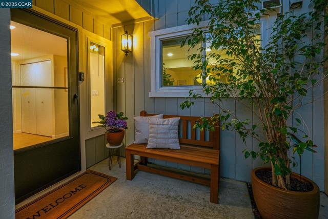 2510 Tea Tree Ct, Martinez CA: https://media.crmls.org/mediaz/3ee9cf9e-c28e-49ff-b1a8-0b96471ce20a.jpg