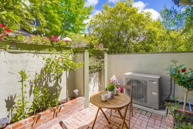 3319 Caminito Eastbluff, La Jolla CA: https://media.crmls.org/mediaz/3eea4f00-0686-4b4e-894c-8310ab6b04ef.jpg